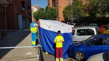 La fallecida, de 50 años de edad, se encontraba limpiando los cristales de su casa