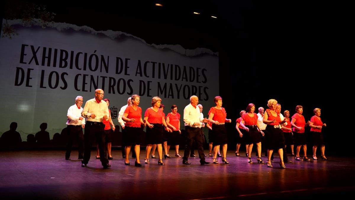 Usuarios de los seis centros municipales han exhibido su destreza en la música y el baile