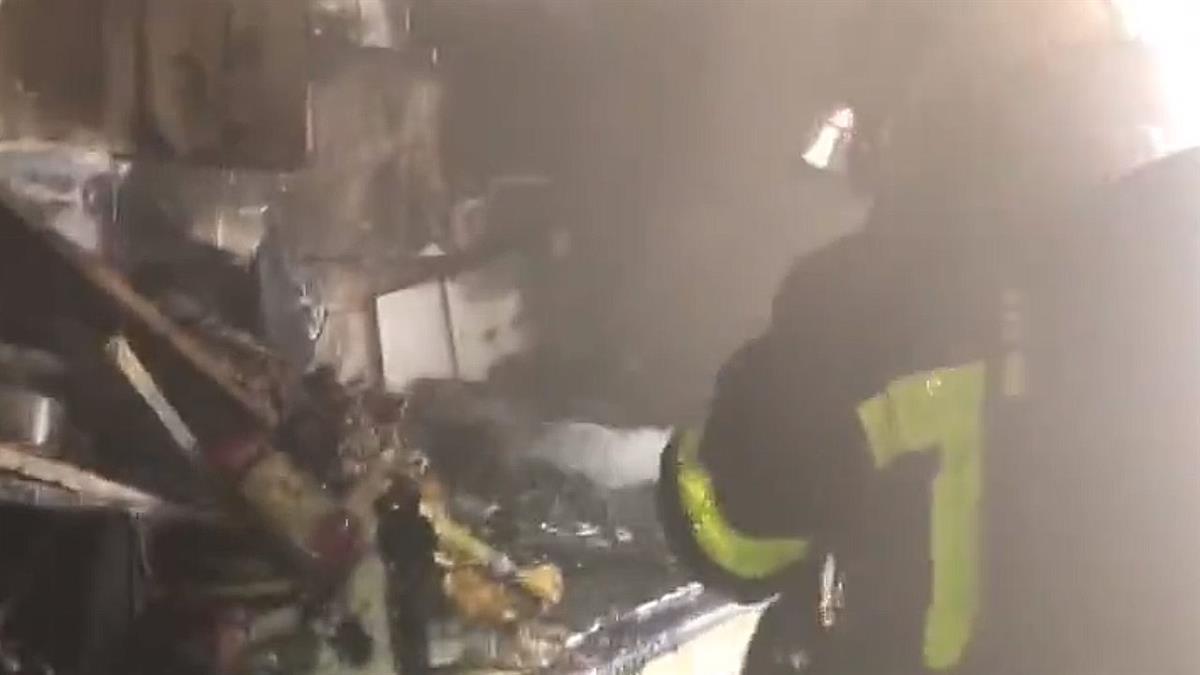 Al huir del incendio, el humo invadió el hueco de la escalera