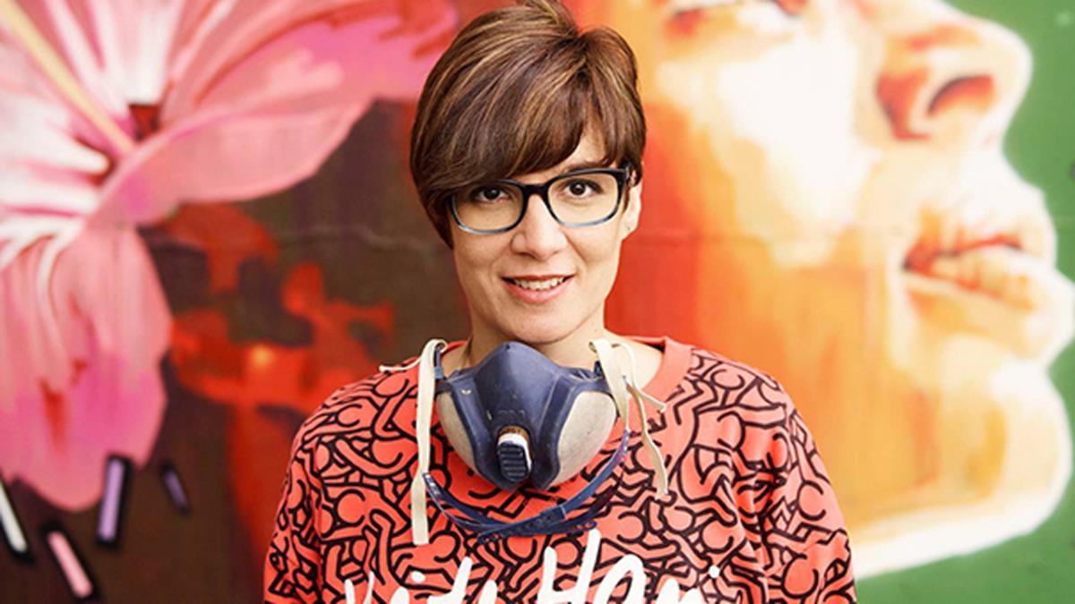 La artista Eva Mena es la encargada de pintar este homenaje a mujeres como Rosalía de Castro o Simone de Beauvoir