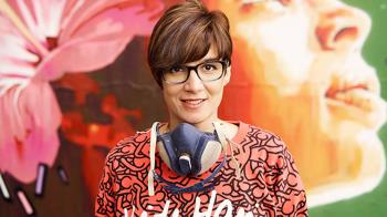 La artista Eva Mena es la encargada de pintar este homenaje a mujeres como Rosalía de Castro o Simone de Beauvoir