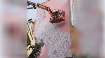 La artista catalana pinta un mural denominado “sueña que puedes volar y te despertarás con alas”