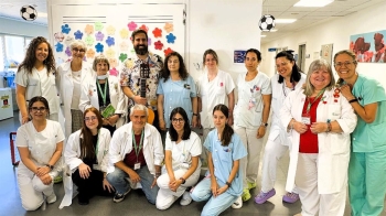 La iniciativa, impulsada junto a la Asociación Española Contra el Cáncer, busca hacer más llevadera la espera de las consultas y la administración de los tratamientos