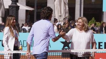 La vicealcaldesa de Madrid y alcaldesa en funciones, Inma Sanz, ha inaugurado una pista y ha participado en un curso con estudiantes y con el tenista Feliciano López
