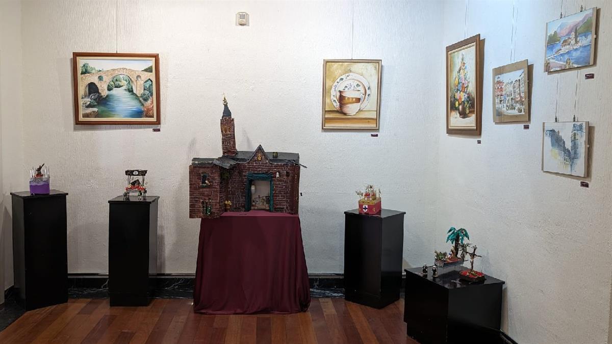 Los trabajos corresponden a disciplinas como la pintura, la escultura, la técnica de estampación y la fotografía