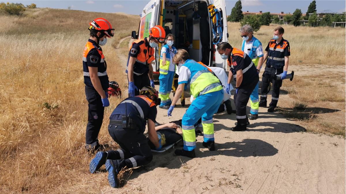 El simulacro ha consistido en la caída de un ciclista en una zona de campo de difícil acceso