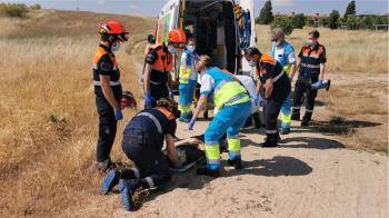 El simulacro ha consistido en la caída de un ciclista en una zona de campo de difícil acceso