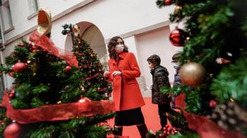 La presidenta de la Comunidad ha presentado las incorporaciones navideñas en la plaza de Pontejosy el Bosque de los Deseos en la Real Casa de Postas