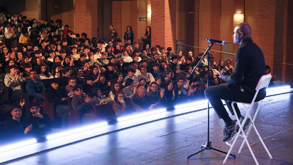 El Teatro Buero Vallejo ha acogido la proyección sobre vida de la leyenda del Muay Thai