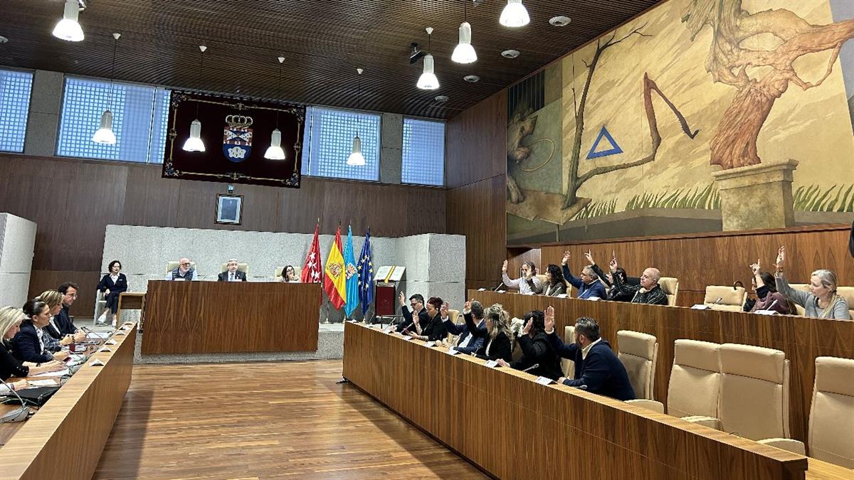 PP y ULEG logran reunirse con Más Madrid, mientras que PSOE y VOX rechazan el encuentro y Podemos lo aplaza alegando motivos de agenda.