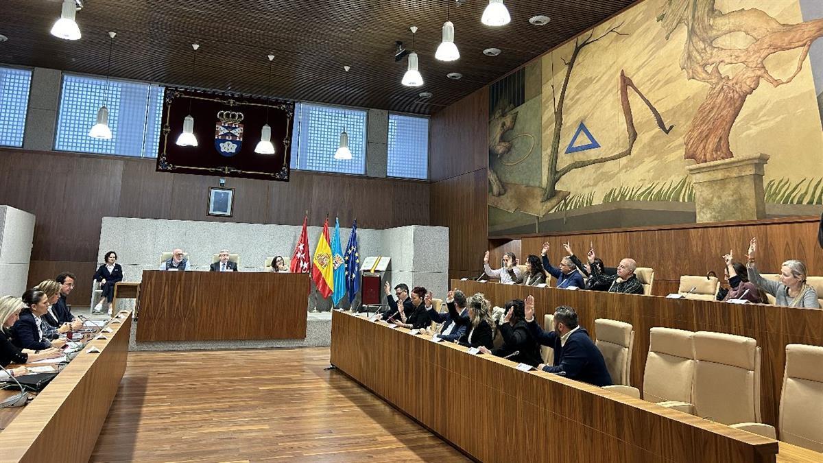 PP y ULEG logran reunirse con Más Madrid, mientras que PSOE y VOX rechazan el encuentro y Podemos lo aplaza alegando motivos de agenda.