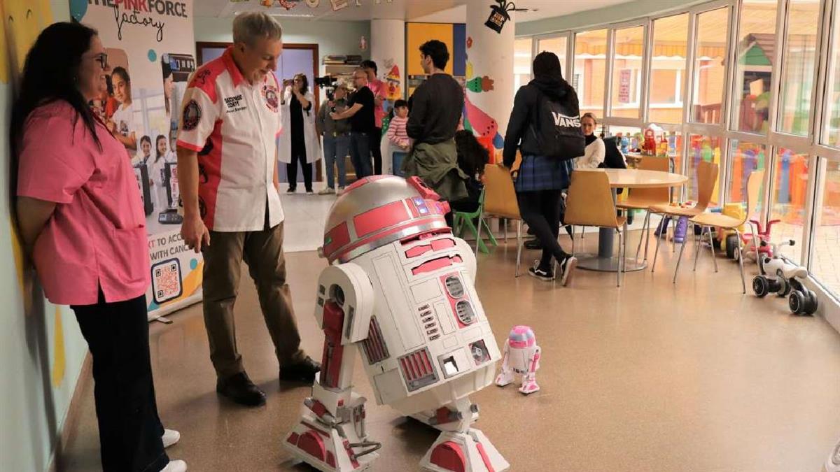 La Unidad de Pediatría ha recibido a los personajes de 'La Guerra de las Galaxias'