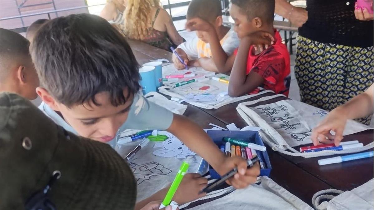 Nueve menores participan en el programa de acogida estival, que les ofrece revisiones médicas, mejor alimentación y un respiro de las altas temperaturas del desierto 
