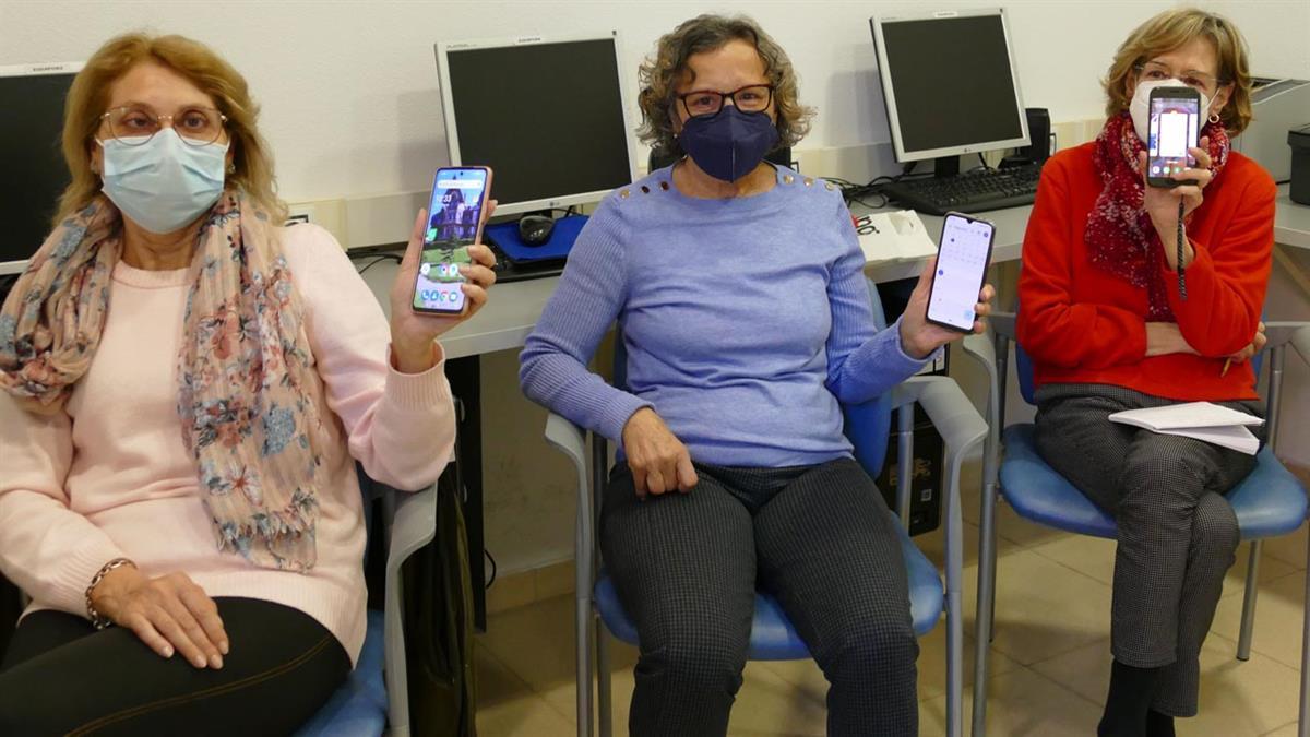 El taller de informática busca favorecer la integración de este colectivo, reforzando su autonomía