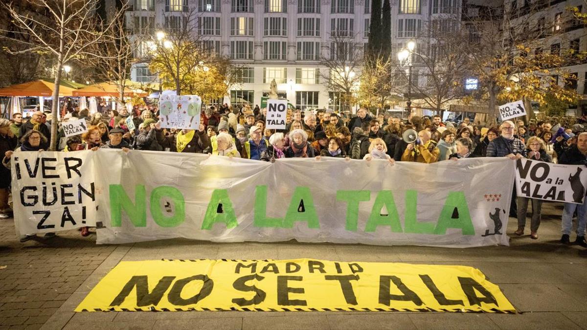 Los vecinos del barrio se manifiestan en contra de las obras de remodelación del aparcamiento