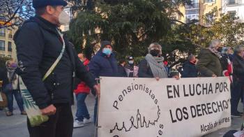 La asociación de Pensionistas Complutenses denuncia el trato de los bancos a los ciudadanos