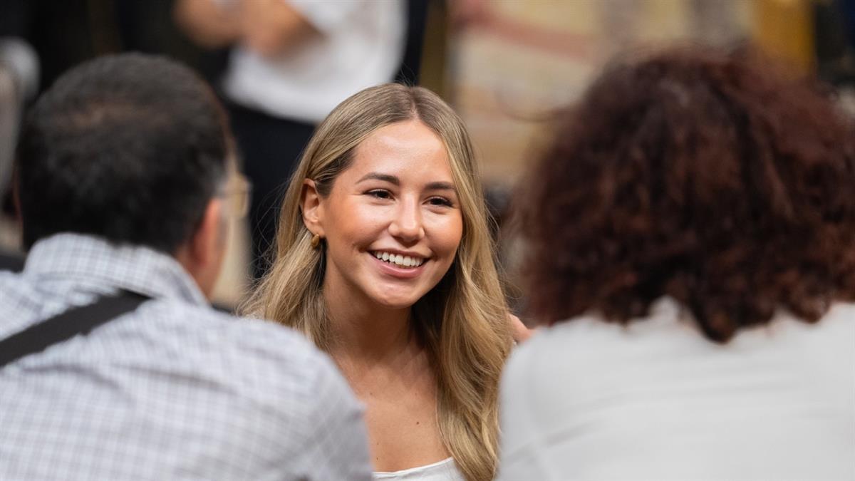 La decisión llega tras varias denuncias acusando a la diputada popular de falsear su curriculum vitae