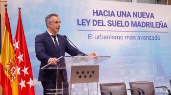 El consejero se apoya en expertos urbanistas para defender la nueva Ley de Impulso y Desarrollo Equilibrado de la Región