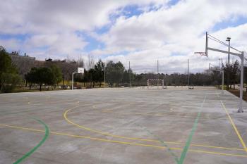 El espacio dispone de una pista polideportiva y una zona destinada al tenis de mesa