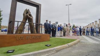 ‘Los Aplausos’ se ubica en el Paseo de la Concordia, junto al Hospital Universitario de Torrejón de Ardoz 