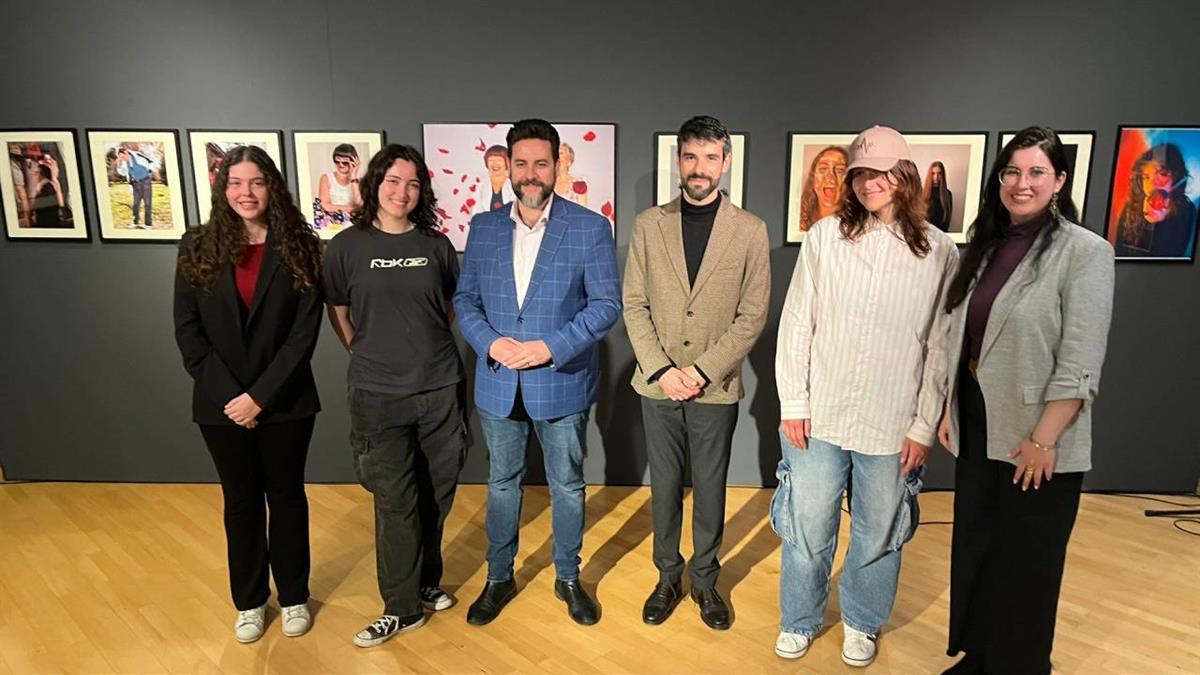 La presente muestra es una selección de trabajos que tiene como hilo conductor el cuerpo, el ser y su representación