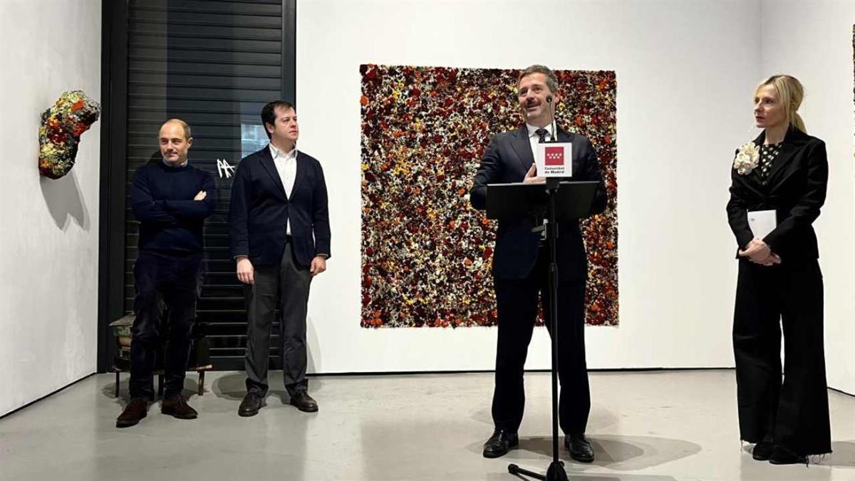 El consejero de Turismo, Mariano de Paco Serrano ha presentado una guía para disfrutar de las galerías de arte en la región 