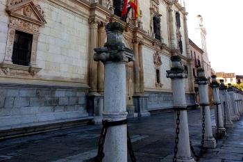 Se rehabilitarán las columnas que enmarcan la entrada del edificio