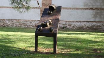 El Ayuntamiento de Alcalá se cuela con el nombre del escultor del Museo de Esculturas al Aire Libre
