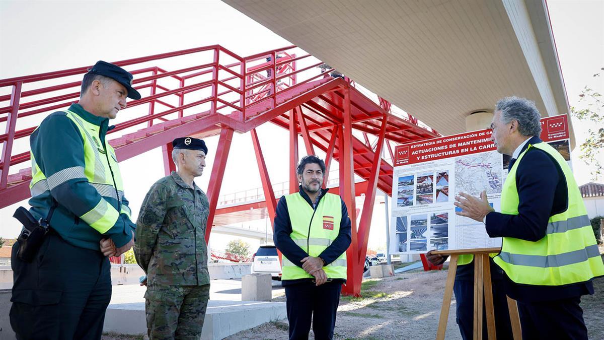 El consejero de Transportes e Infraestructuras ha visitado las obras  recién finalizadas de una pasarela peatonal y ciclista en El Goloso
