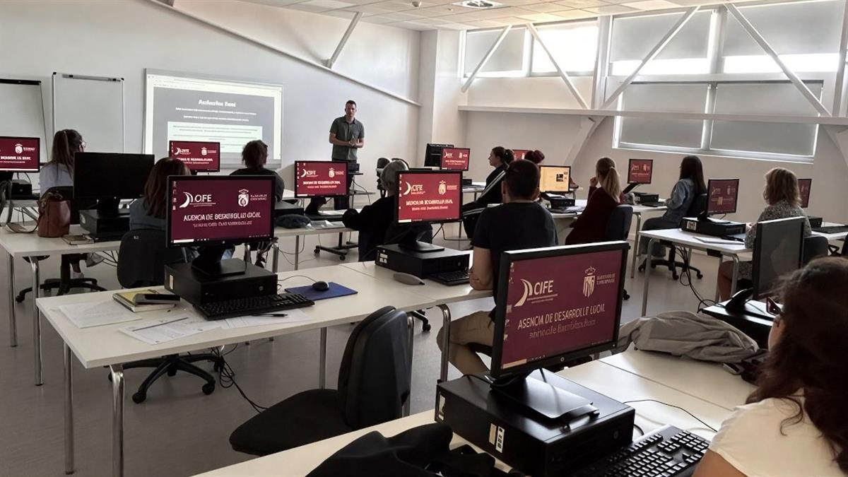 El Ayuntamiento impulsa nuevos itinerarios gratuitos para personas desempleadas de larga duración, con discapacidad y colectivos vulnerables, con opción a beca y acompañamiento personalizado