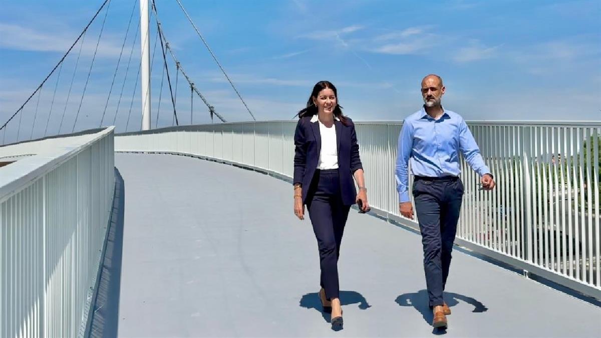 El paso peatonal colgante sobre la M-503 ha contado con una inversión cercana a los 3,5 millones de euros