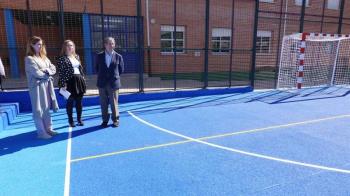 El colegio situado en Villanueva de la Cañada ha inaugurado su nueva pista con la presencia del Alcalde