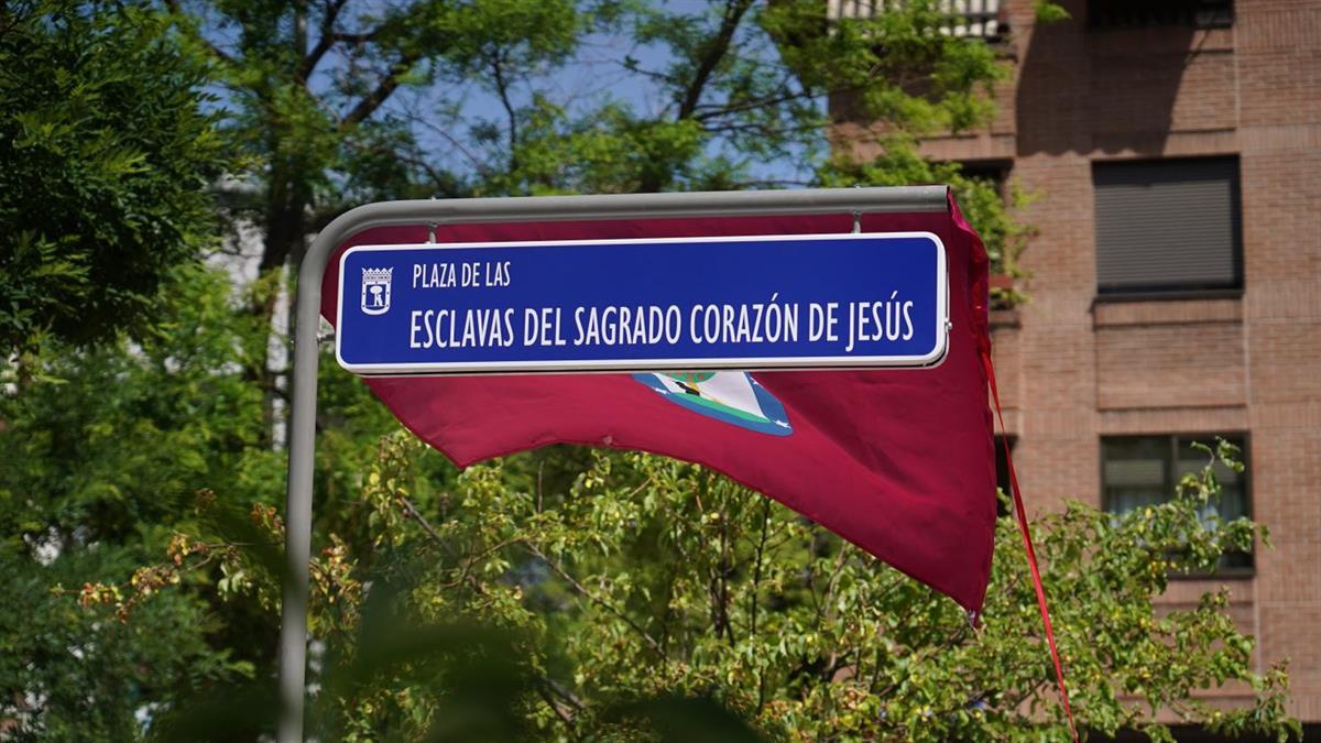 Con el nombre de las Esclavas del Sagrado Corazón de Jesús por su "aportación social y educativa" a la ciudad 