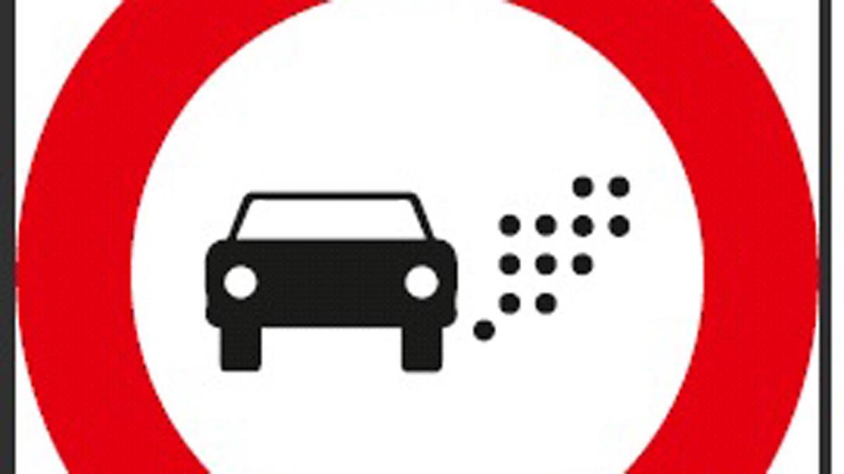 Informa de la prohibición de vehículos a motor, excepto los que dispongan del distintivo ambiental indicado.