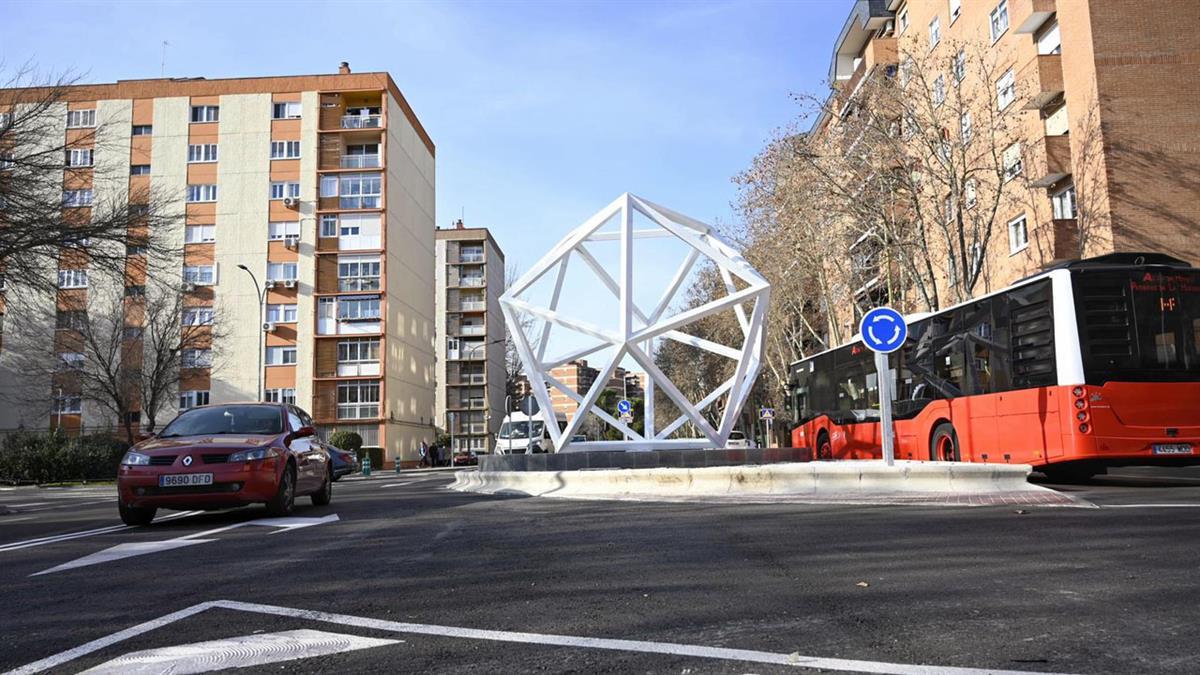 Esta rotonda protagonizó un accidente hace apenas unos meses y sin estar acabada