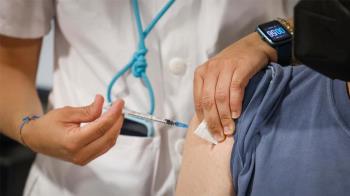 Se trata de una enfermedad producida por el virus de la varicela-zóster que, tras la infección infantil, puede permanecer latente en el organismo y activarse posteriormente