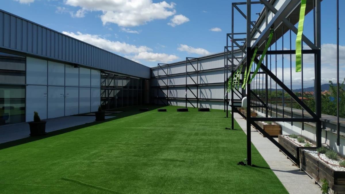 Los usuarios del Carné Abonado Multideporte podrán hacer uso de la nueva sala exterior del centro para realizar estiramientos, trabajos de abdomen y participar en actividades dirigidas