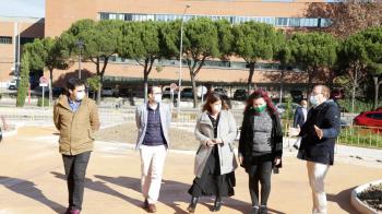 Está situado entre las calles Benito Pérez Galdos y Granada