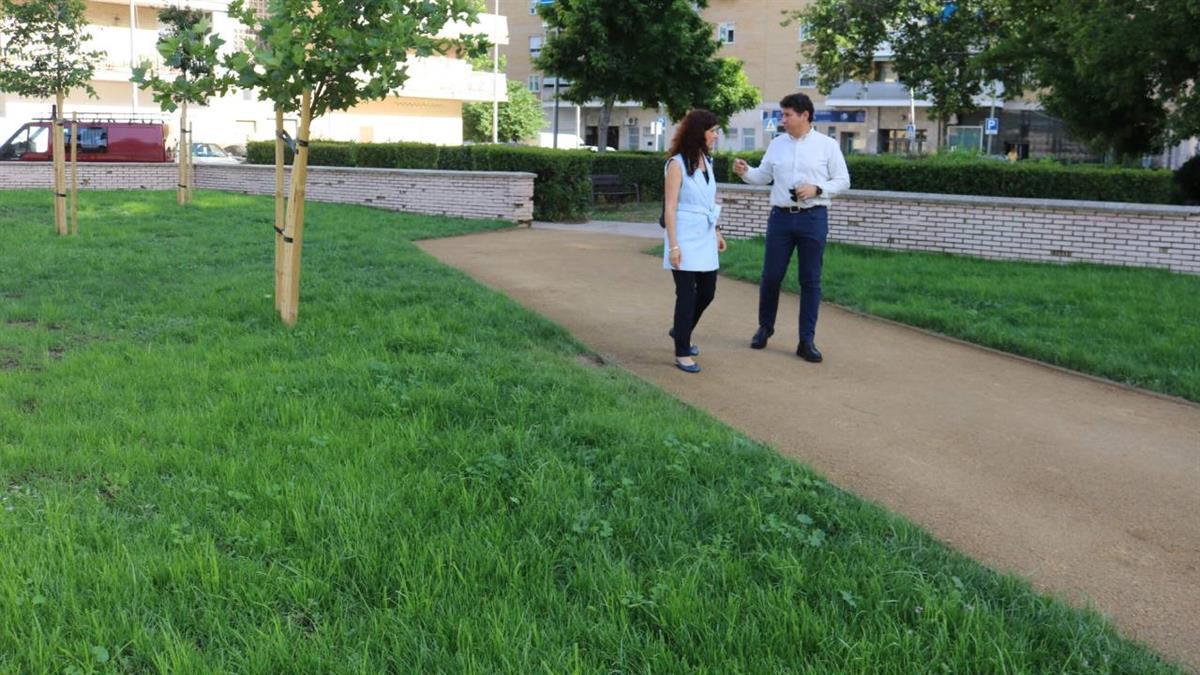 Vicente Pérez y Esther de Andrés han visitado el resultado de la actuación realizada en el barrio de Iviasa