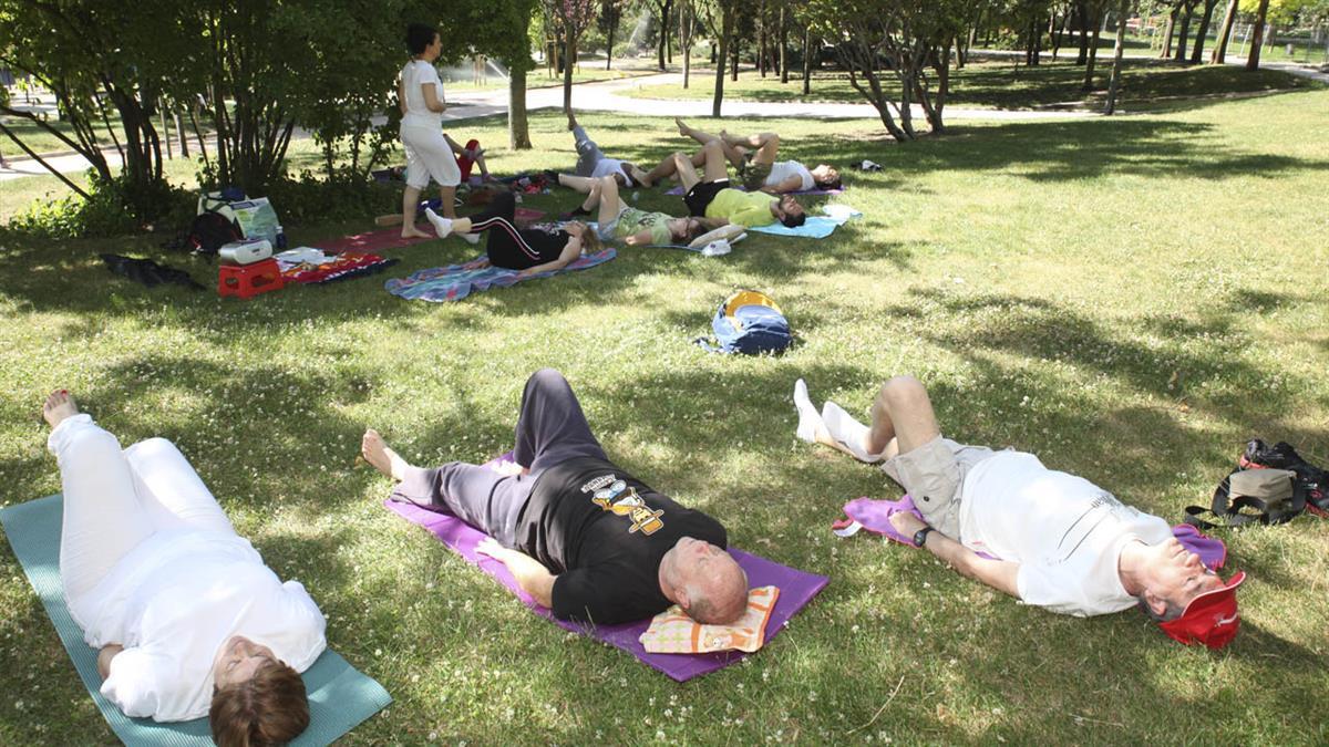 Tai-chi, yoga, baile en familia y HIT inundan los parques
