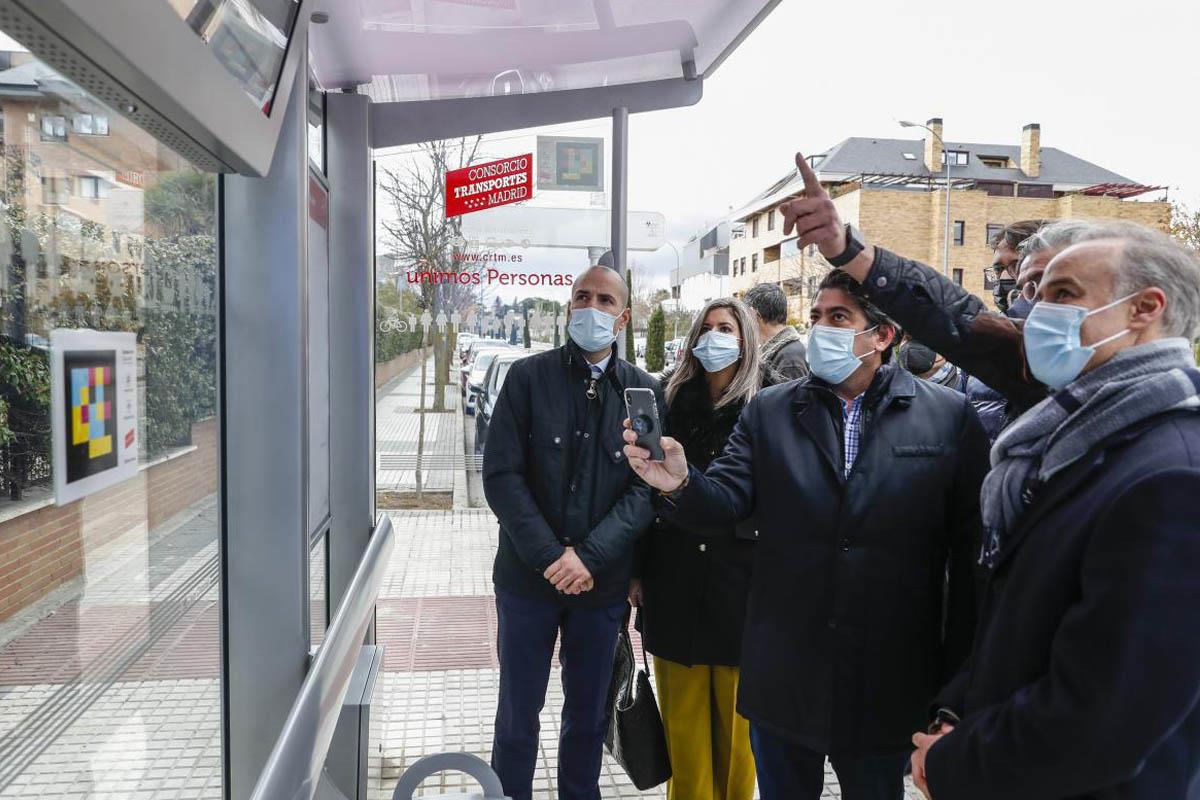 El consejero de Transportes ha comprobado el avance del Plan integral y el funcionamiento de los nuevos elementos de mobiliario urbano