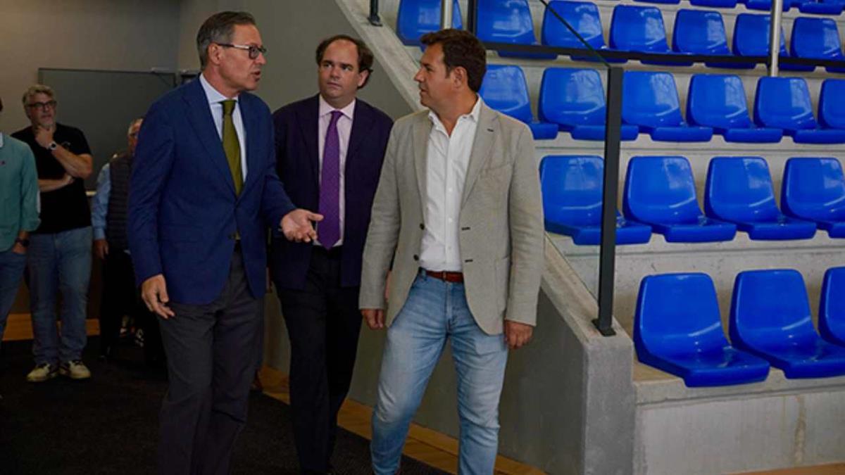 El alcalde, José de la Uz, y el senador, Alfonso Serrano, han visitado las instalaciones