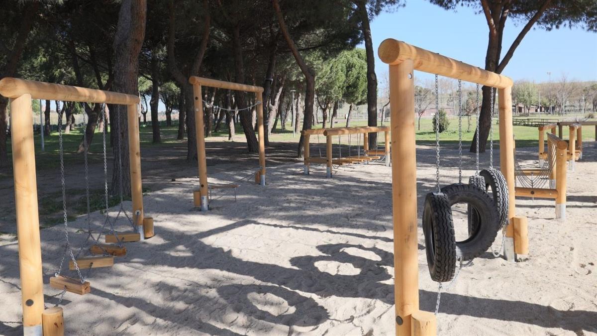 El centro municipal incorpora una tirolina, un rocódromo y hamacas ampliando así la oferta de ocio familiar