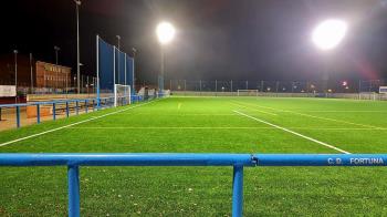 La última obra se ha realizado en el campo de fútbol de La Fortuna, y se suma a la renovación del alumbrado de las pistas en otros centros
