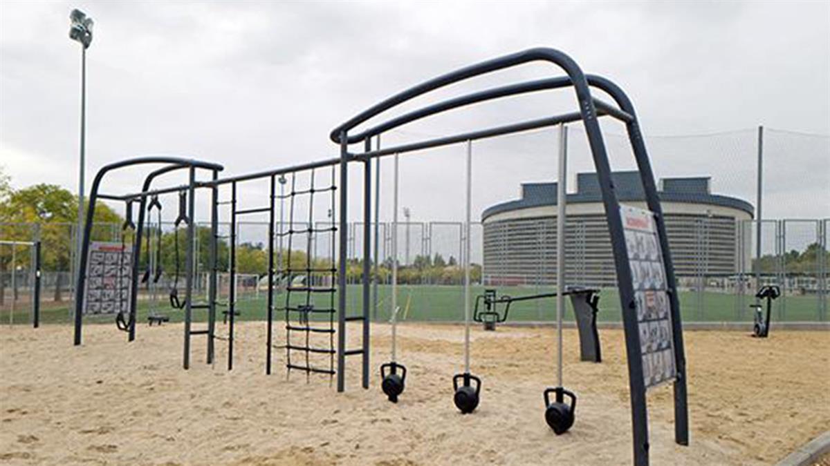 Incluye máquinas y aparatos para la actividad física y amplía la oferta de la práctica deportiva saludable