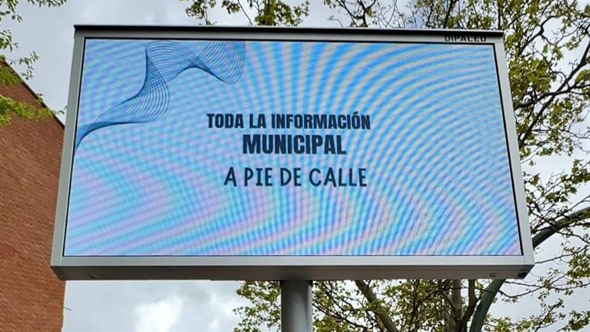 El Ayuntamiento ha instalado pantallas en las entradas del municipio para informar a los viandantes