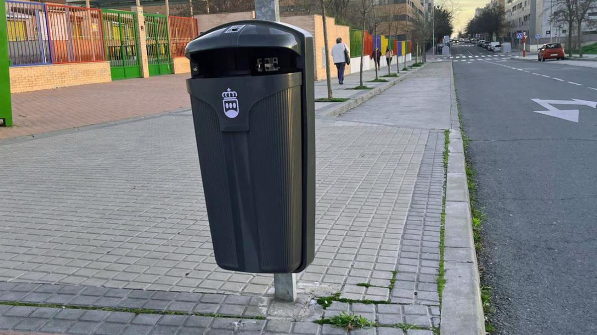 Se ha puesto en marcha un Plan de reparación y reposición de estos elementos en las zonas peatonales