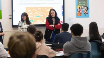 La alcaldesa ha visitado el centro para conocer de primera mano el proyecto educativo de esta modalidad de estudios