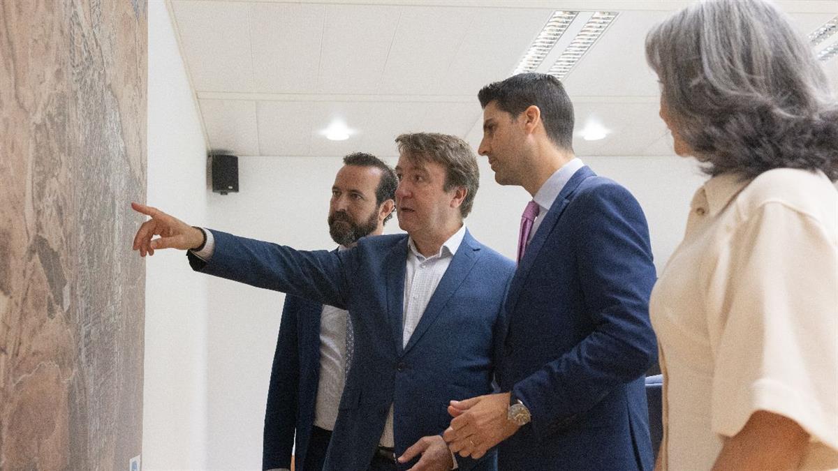 El alcalde de Tres Cantos, Jesús Moreno, ha trasladado la plena disposición del Ayuntamiento para su apertura y dar cobertura a las familias