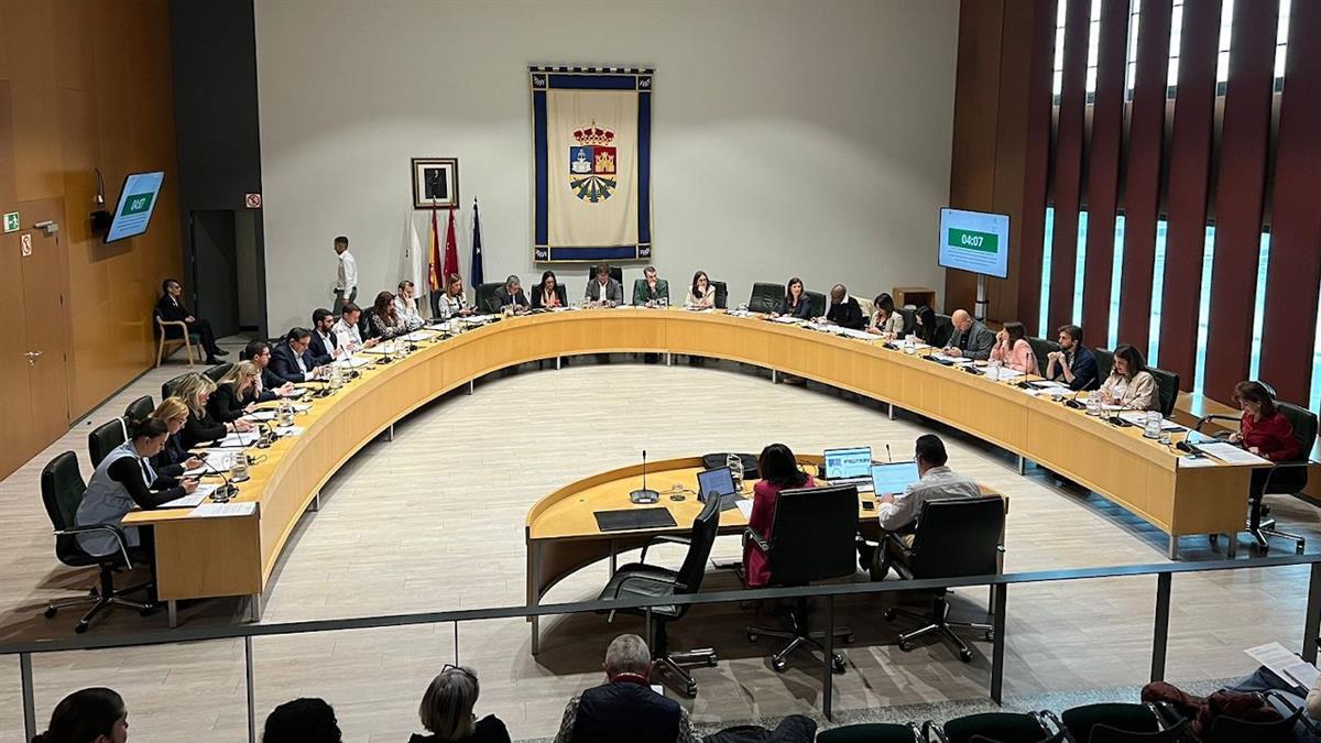 Y que no se desmantele el resto de centros de salud de la ciudad para dotar de personal a este nuevo centro